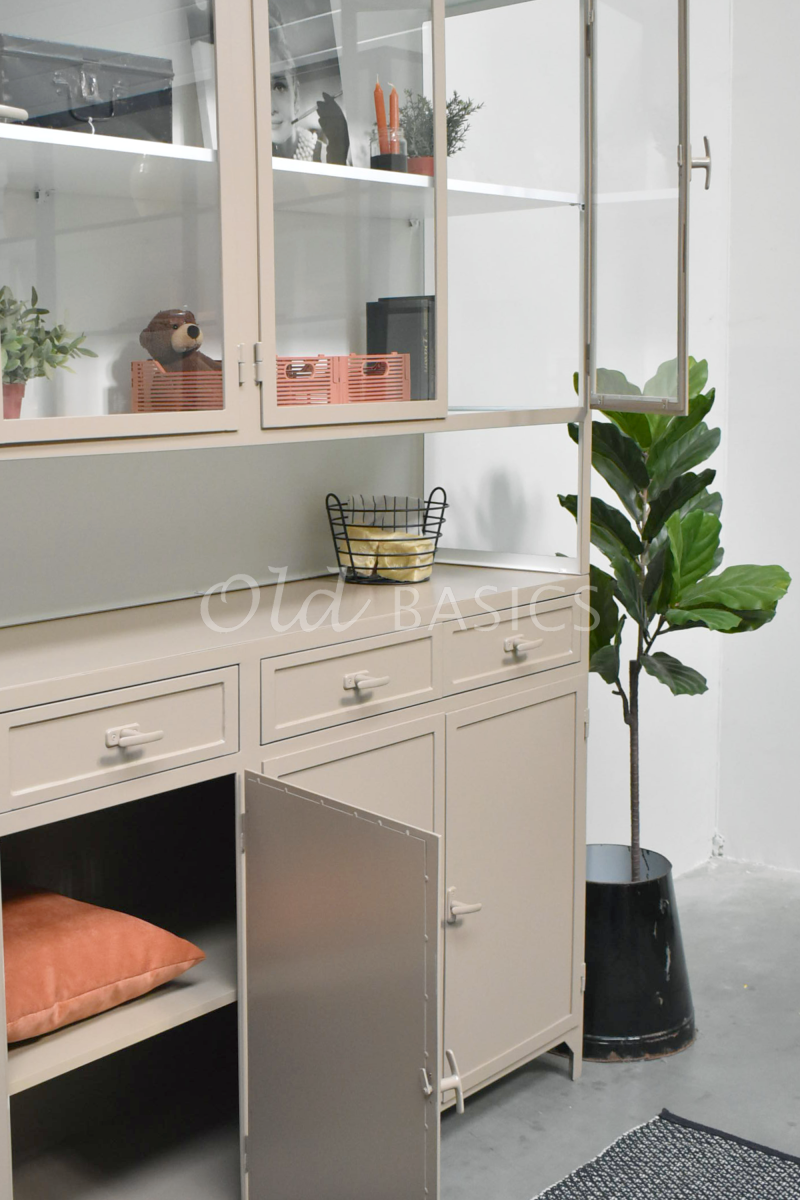 Detail van Apothekerskast Fio, 4 deuren, RAL1019, crème, bruin, beige, materiaal staal